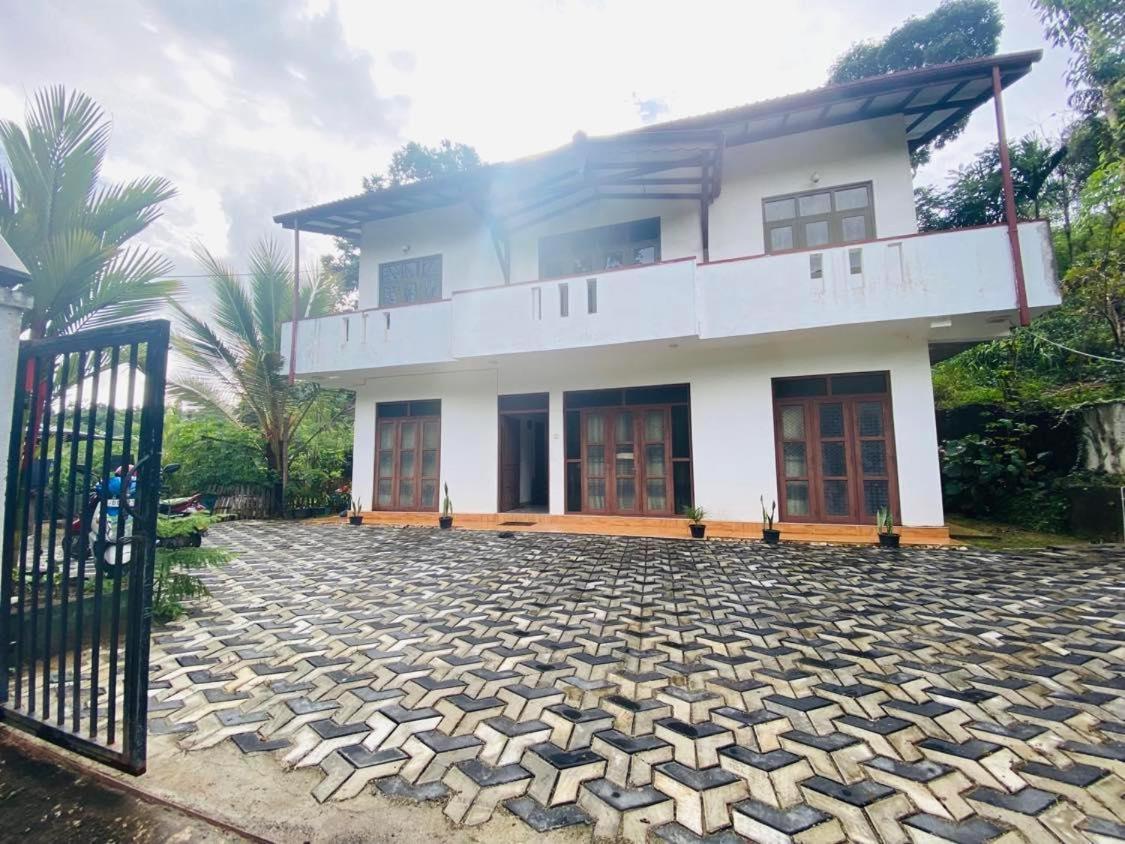 Montes Ella Bed & Breakfast Exterior foto