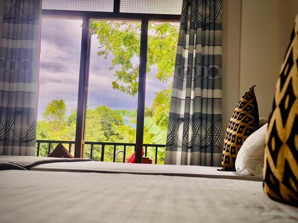 Montes Ella Bed & Breakfast Exterior foto