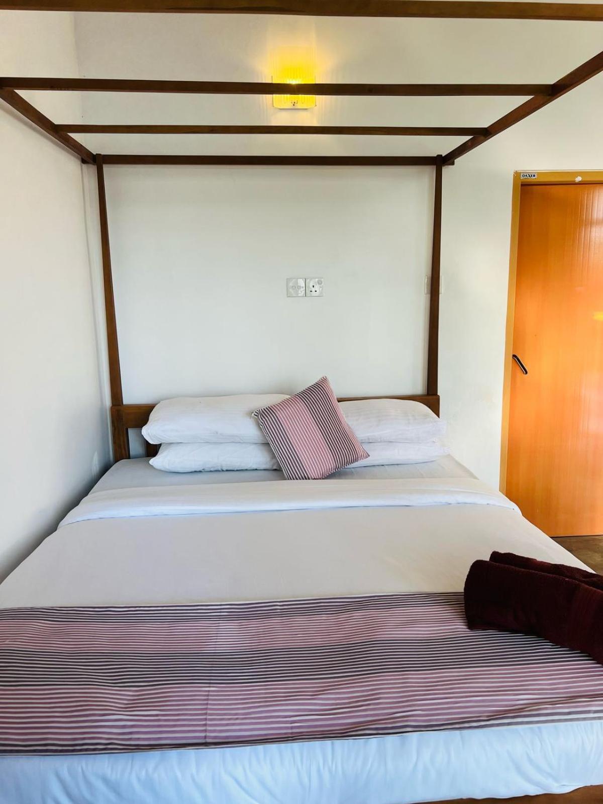 Montes Ella Bed & Breakfast Exterior foto