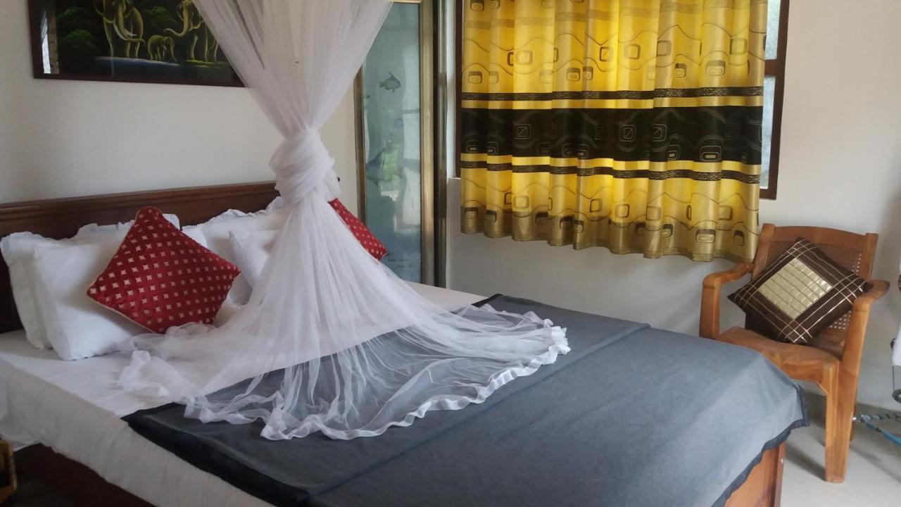 Montes Ella Bed & Breakfast Exterior foto