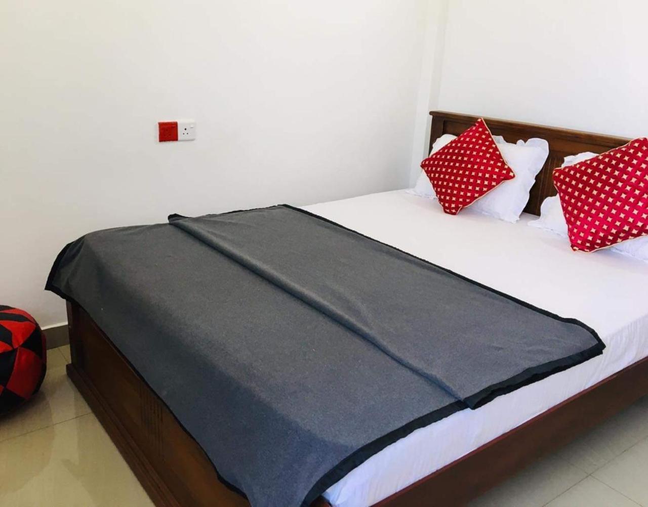 Montes Ella Bed & Breakfast Exterior foto